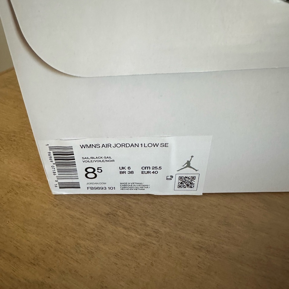 $160 NEW IN BOX!  Air Jordan 1 Low SE women’s 8.5 - Picture 4 of 7